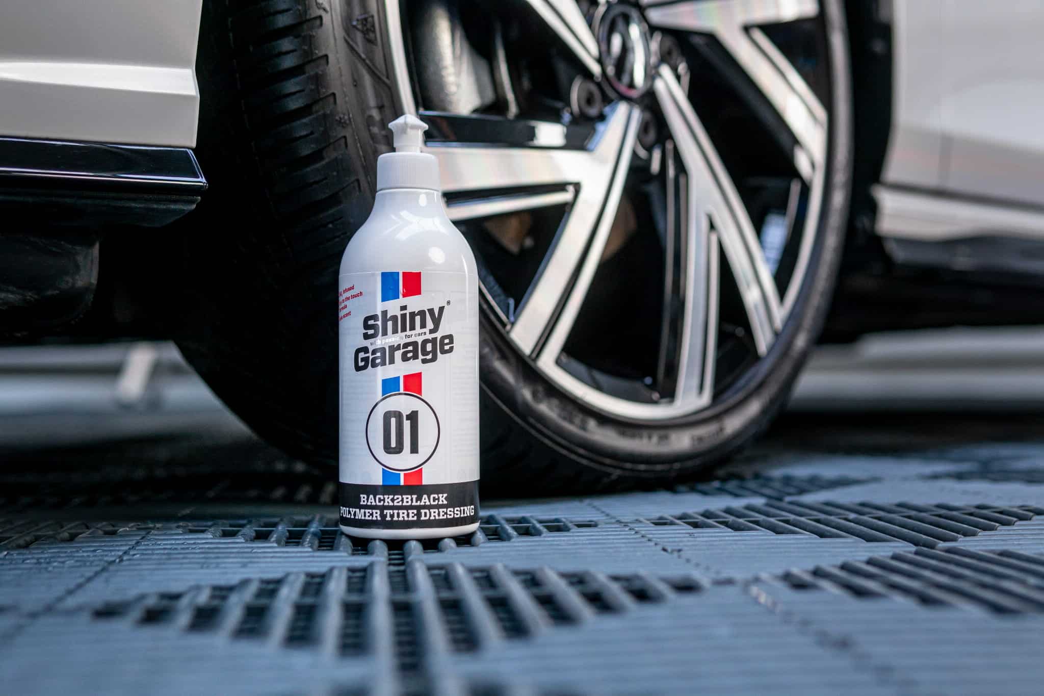 Засіб для чорніння шин з SiO2 (кераміка) Shiny Garage Back2Black Polymer Tire Dressing 500 мл