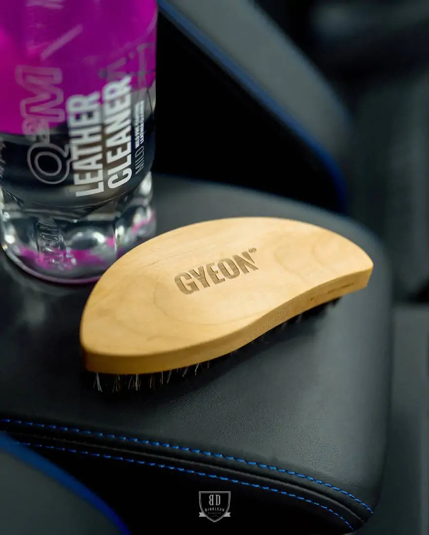 Щітка з кінського волосу для очищення шкіри GYEON LeatherBrush Q2M