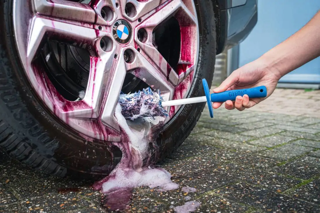 Щітка для чищення колісних дисків Gyeon Q²M WheelBrush Medium 37см (8809432675501)